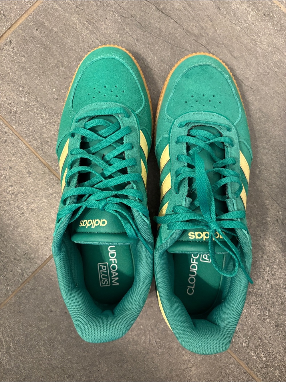 adidas Women’s Green Breaknet Sleek Sneakers with Yellow Stripes sz 8 Like new!